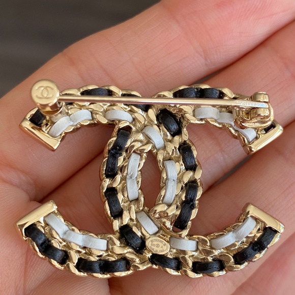 CHANEL 2022A GOLDEN TONE CC LOGO WHITE AND BLACK LEATHER SMALL BROOCH - Picture 6 of 14